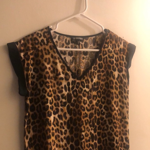 🔥Hot Top🔥 Express top in animal print 😍 - Picture 1 of 3